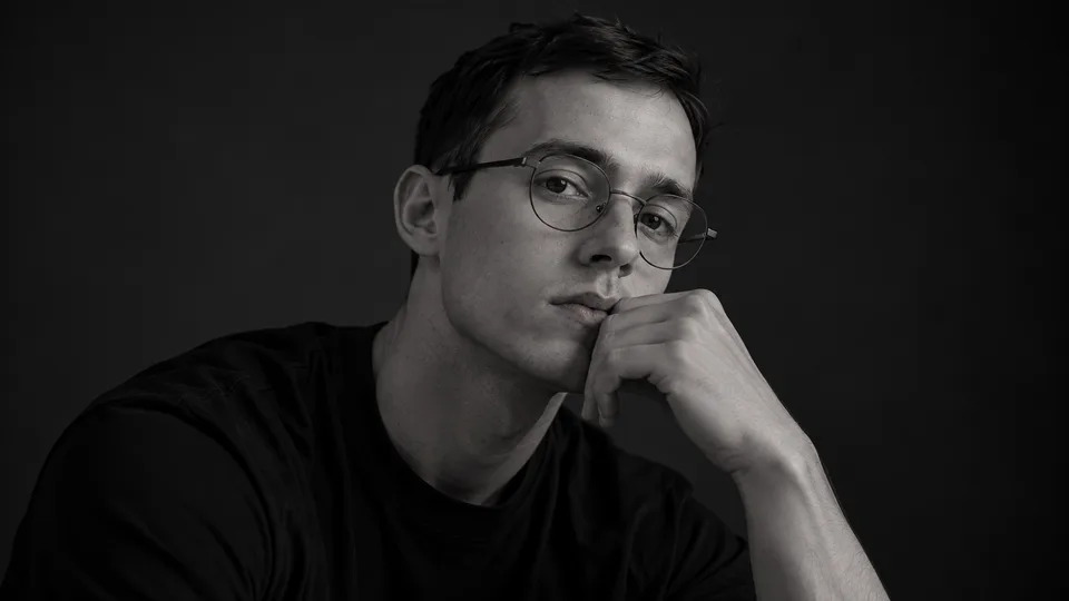 Tihomir Dimitrov, chin resting on his hand